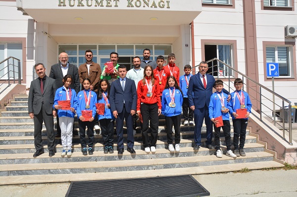 Dereceye Giren Sporcular Kaymakamımızı Ziyaret Etti